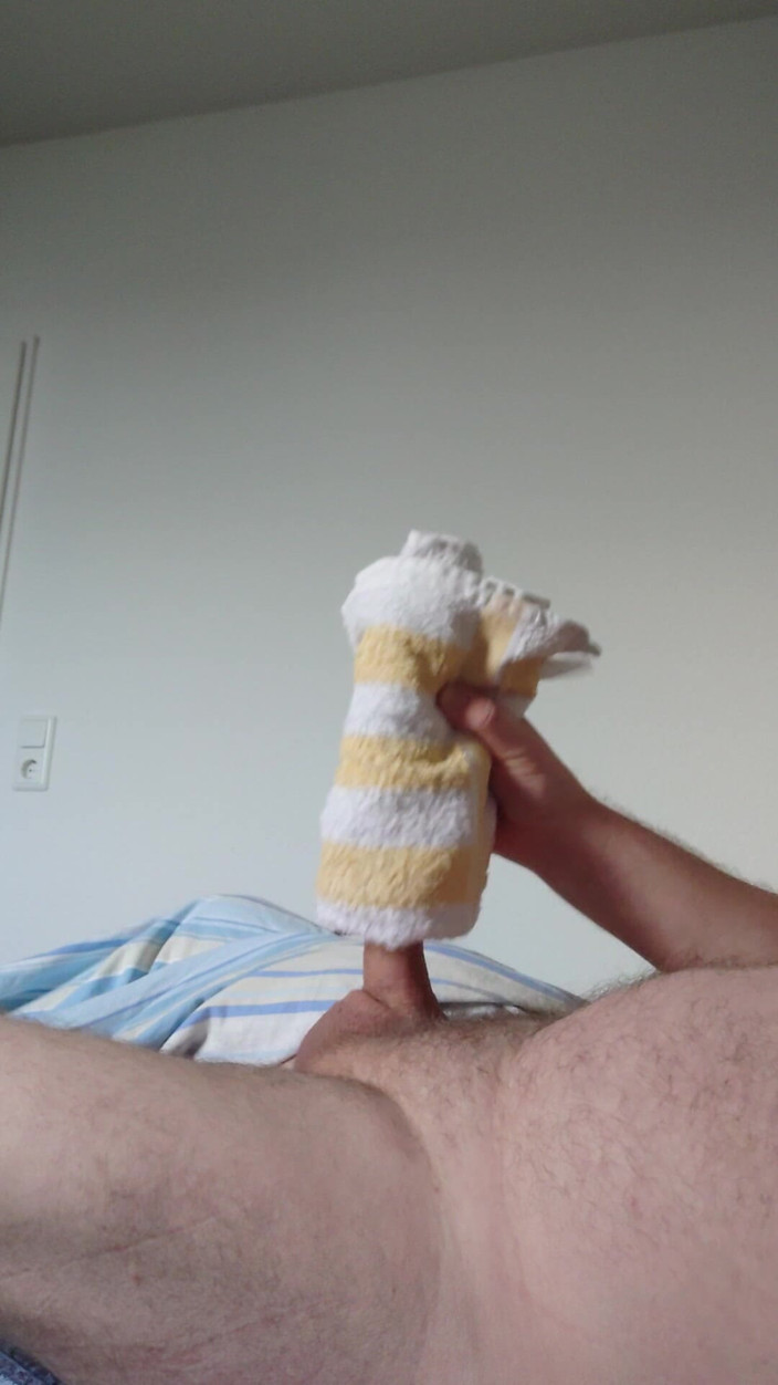 Carmen_Nylonjunge: Kleiner Schwanz Hat Spaß Mit Dem Handtuch