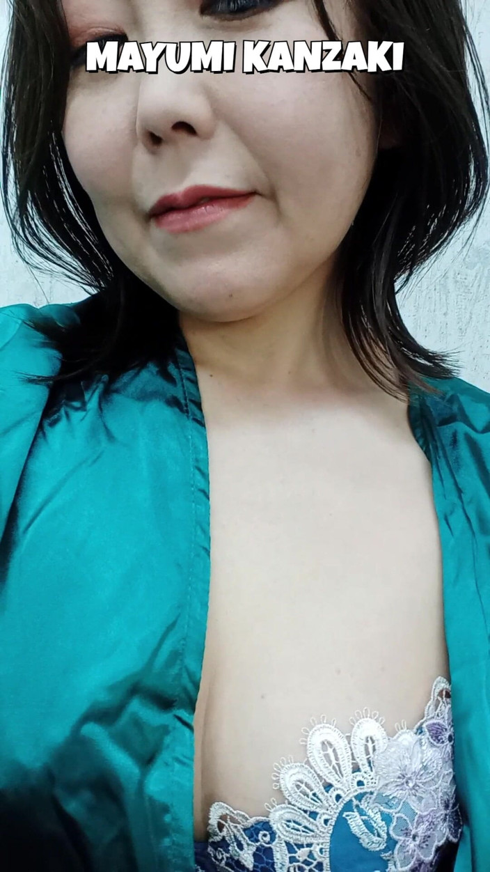 Mayumi Kanzaki: Tubuh Seksi Wanita Menikah Jepang