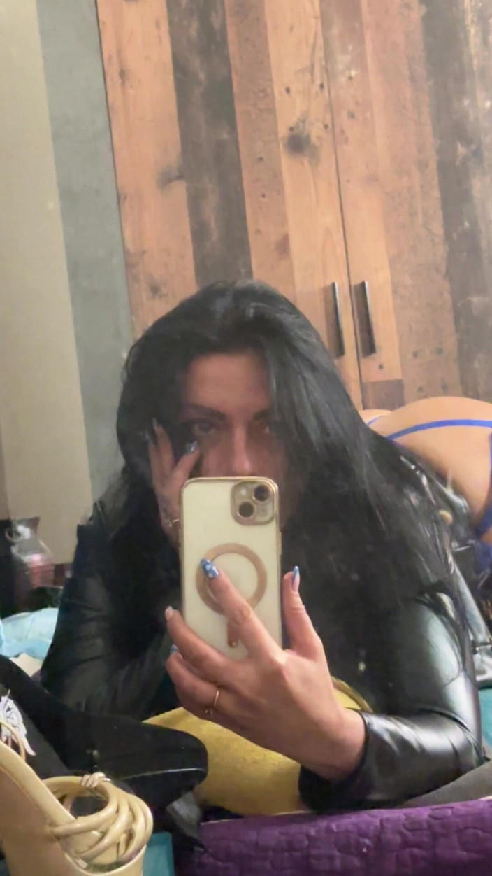 MilfyCalla: セクシーなランジェリーとロングコートを着たミルフ - ミラー視点のファンタジー