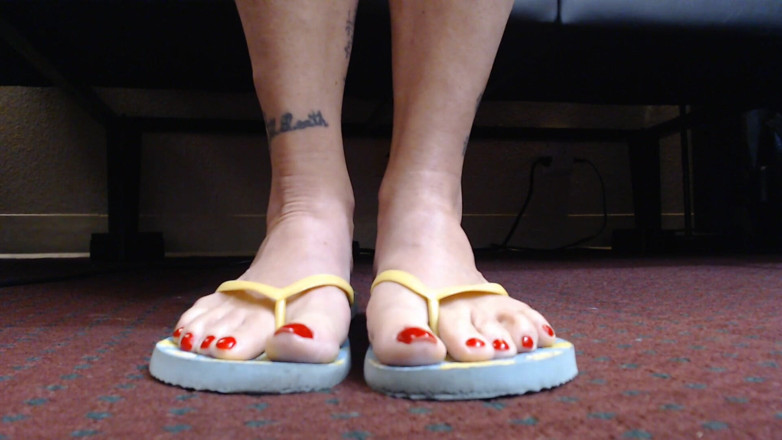 Abby Anna: Masturbare de la picioare în prim-plan cu flipflops