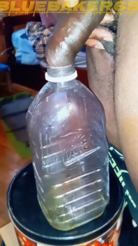 Mijando em um grande recipiente de suco