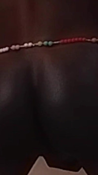 Gadis remaja kembar bareng waistbeads yang lagi sambil