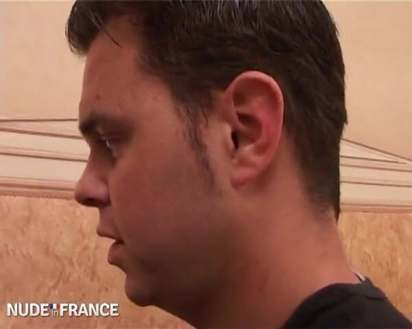 La France a Poil: Una milf arrapata seduce un ricco ceo per farsi scopare...