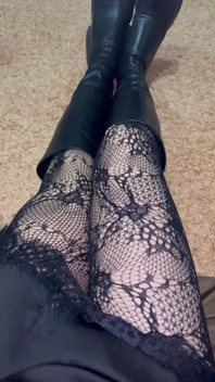 Je joue avec mes jambes dans des bas et des bottes sexy