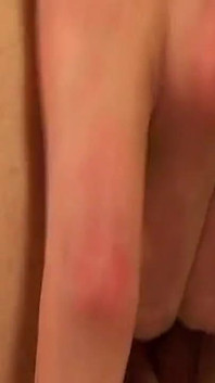 Une MILF blonde prend chaque pouce en levrette passionnée