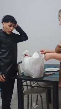 Essa MILF Chamou a Entregadora E Quis Agradecer a Entrega De Uma Maneira Muito Safada