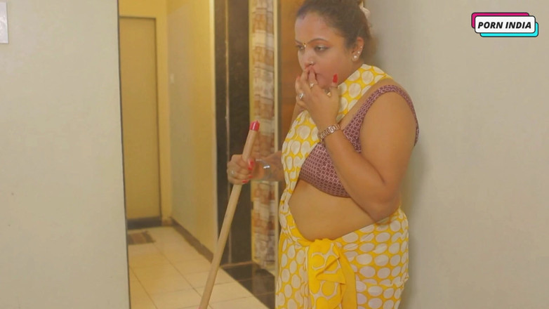 Porn India Studio: Hermosa mucama caliente es follada duro por el propietario