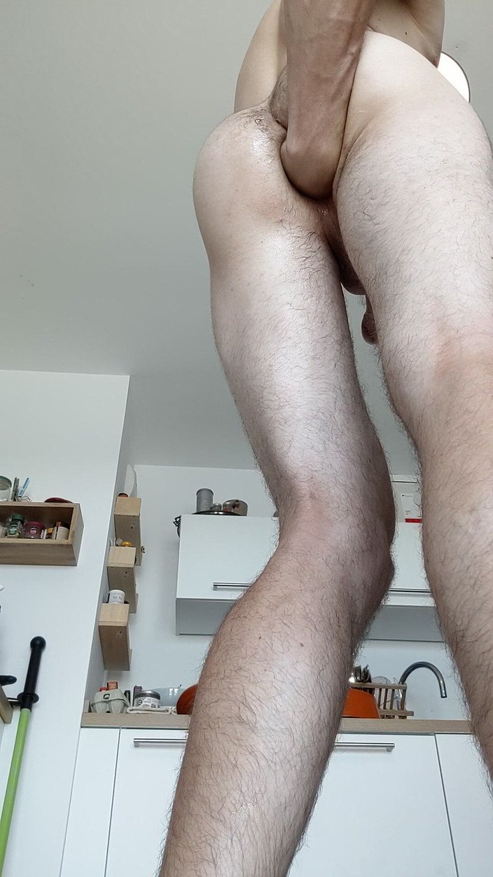 Mike Bi: Fisting Myself Standing up
