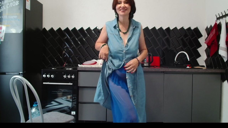 ANGELA_LADY: Mamă sexy matură care are 52 de ani își bagă degetul în cur