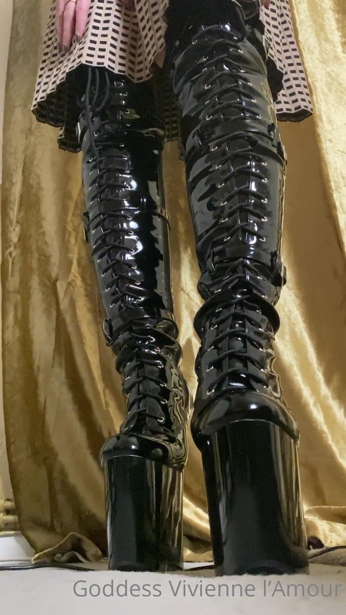 ViviennelAmour: Vivienne L'amour - Giantess Swallows You Whole