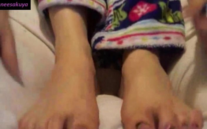 Renee Sakuya: Laver les pieds extrêmement sales avec la main