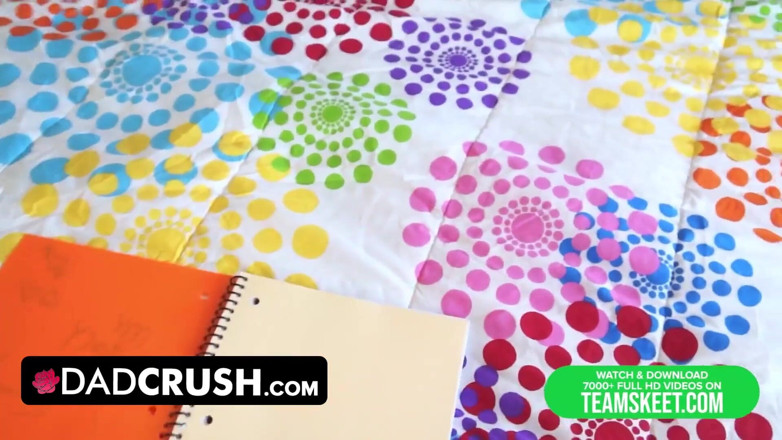 Dad Crush: DadCrush - la ragazzina dai capelli corvini ha saltato una lezione...