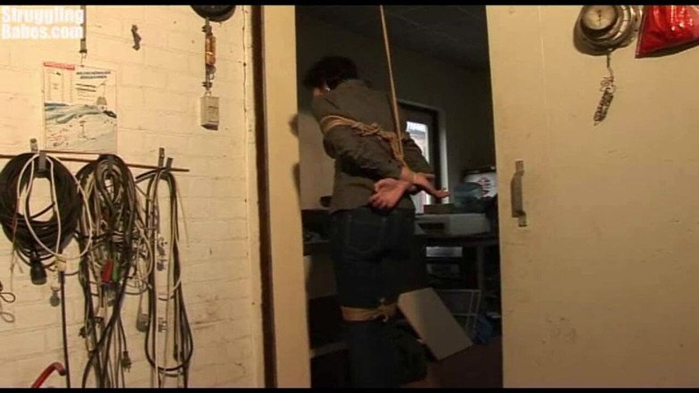 Submissed: ステフィがロープにぶら下がり、きつくボールギャグをはめられている