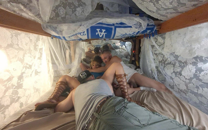 Elsalicious: 舔了舔阴部，真美味