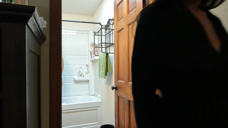 South Side Niki: Když přináším svému nevlastnímu synovi ručník, přistihnu ho, jak si...