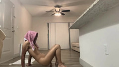 Young Saudi Arab: Árabe de 18 anos cavalga grande pau branco com consolo como...