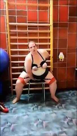 Nelle1276: Velká kráska šuká monstrózní dildo