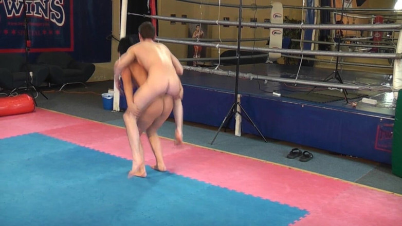 European Lift and Carry Club: Hot muscle babe enjoy in domination