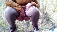 OurFetishLife: Милфа В Обтягивающих Леггинсах Писает На Природе