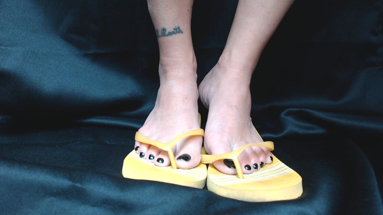 Abby Anna: Rakaman dekat flipflops kuning