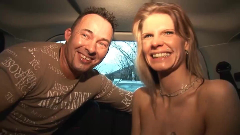 Busty German Sluts: Blonde milf uit Duitsland wordt op de achterkant van de...