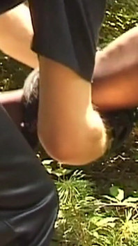 Maskierter mann bindet reife MILF für dildospiel im freien
