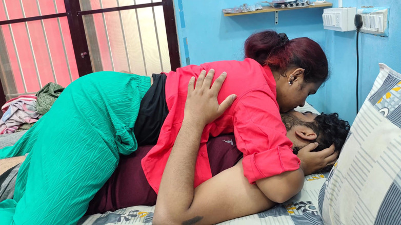 Vaigavarun45: 女の子が男の子にキスするのと熱いロマンス