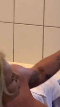 Sortudo tatuada milf fodida com força no banheiro