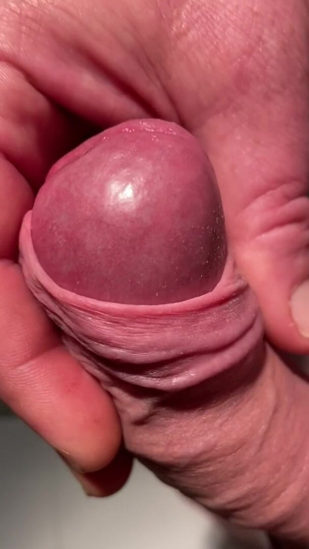 Foreskinguy: Boşalana kadar büyük yarak kafasını kendi sünneti ile azdırıyor