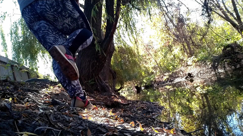 Elena: BBW in leggings pissing by the lake in a park