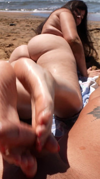 Footjob Di Pantai Dengan Cumshot Di Kakinya