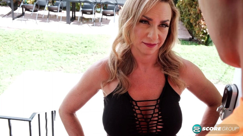 50 Plus MILFs: 그는 주문하지 않았지만 확실히 필요한 밀프