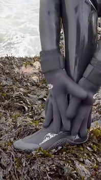 Rubbery Beach Encounter: la figa neoprene di lucy gioca con uno sconosciuto