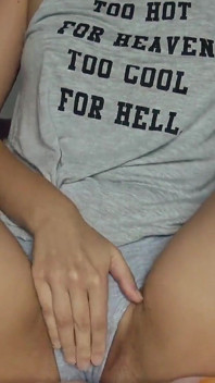 Sexy meisje vingert thuis hard orgasme alleen