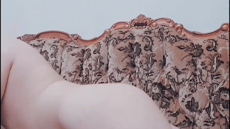 Kitty_Cross: Shemale cantik berjalan dengan yakin dalam kasut tumit tinggi