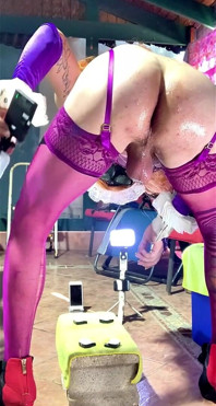 TS Femboy – Stoking Purple Menunggang Dildo Gemuk Di Luar