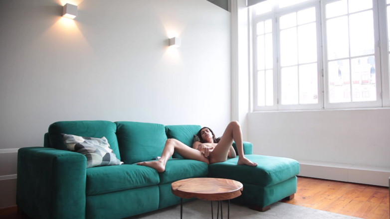 Sexy and Married: MILf rör vid sig själv och sedan knullas på soffan