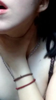 Spogliarello quotidiano fatto in casa con masturbazione da vicino