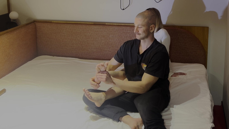 Alex Goes: Büyük Memeli Sarışın Latin Beni Ayaklarıyla Sikiyor