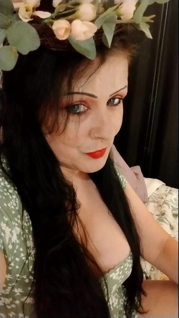 Abby Anna: Schattige rokende milf rode lippenstift