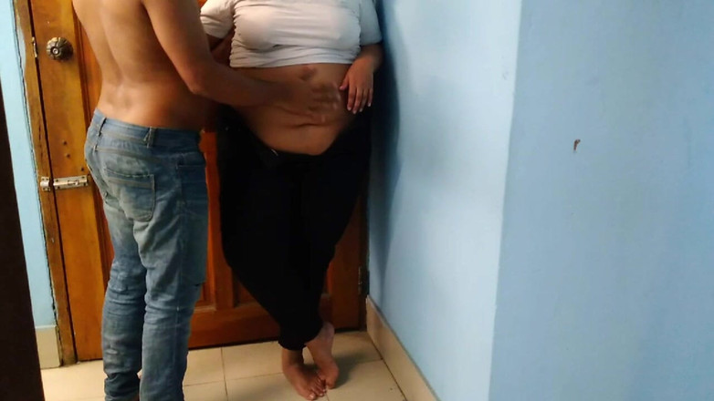 Aria Mia: 我在酒店用没有避孕套的屁股操我阿拉伯朋友的继母！- 穆斯林性爱