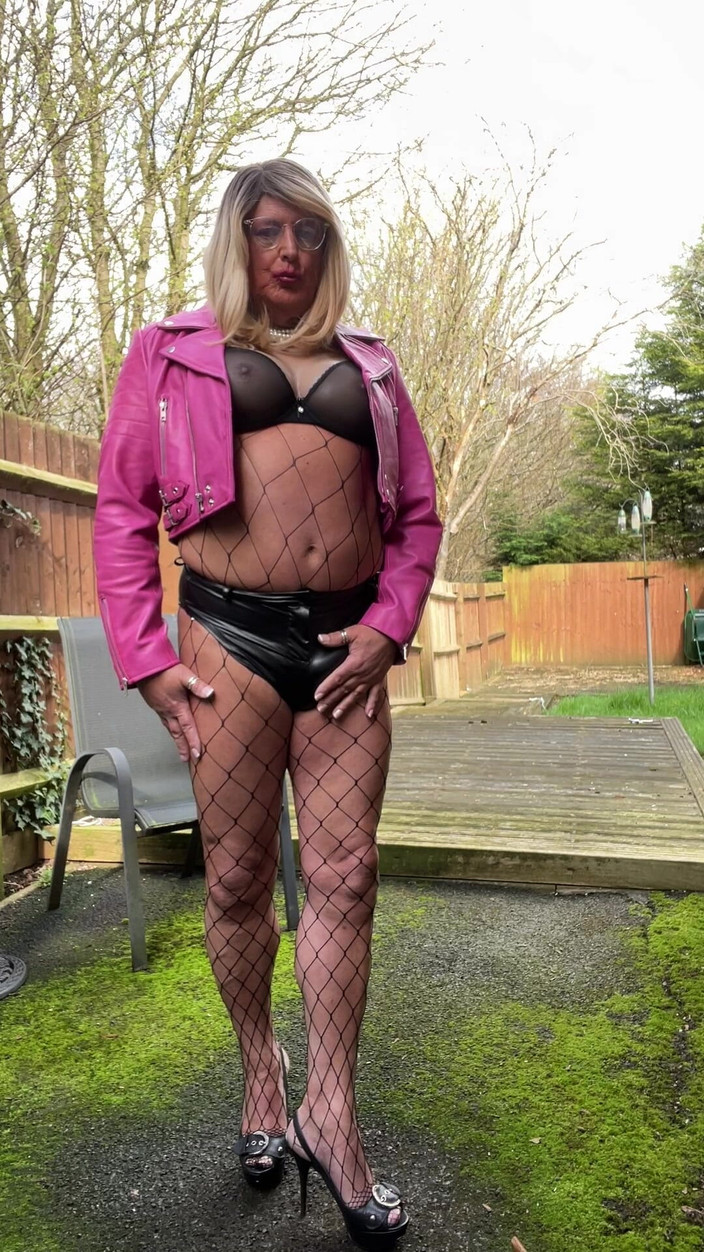 Kellycd2022: Travesti amateur, Kellycd2022, MILF sexy en pvc et bas résille