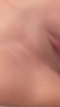 Teen tóc nâu thổi kèn cho chàng trai may mắn