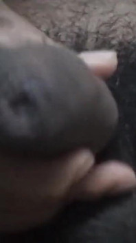 자위하고 문지르며 오랫동안 털이 무성한 흑인 자지를 때리기
