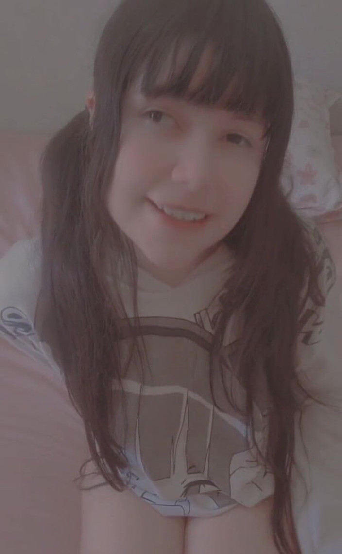 Hana Lily: Me encanta que me follen con mi nuevo consolador