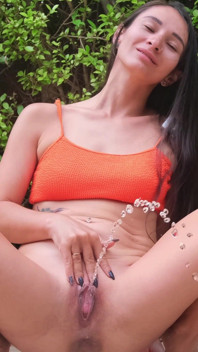 Riesiger Pissender Springbrunnen in Orange Sexy Mini-bikini