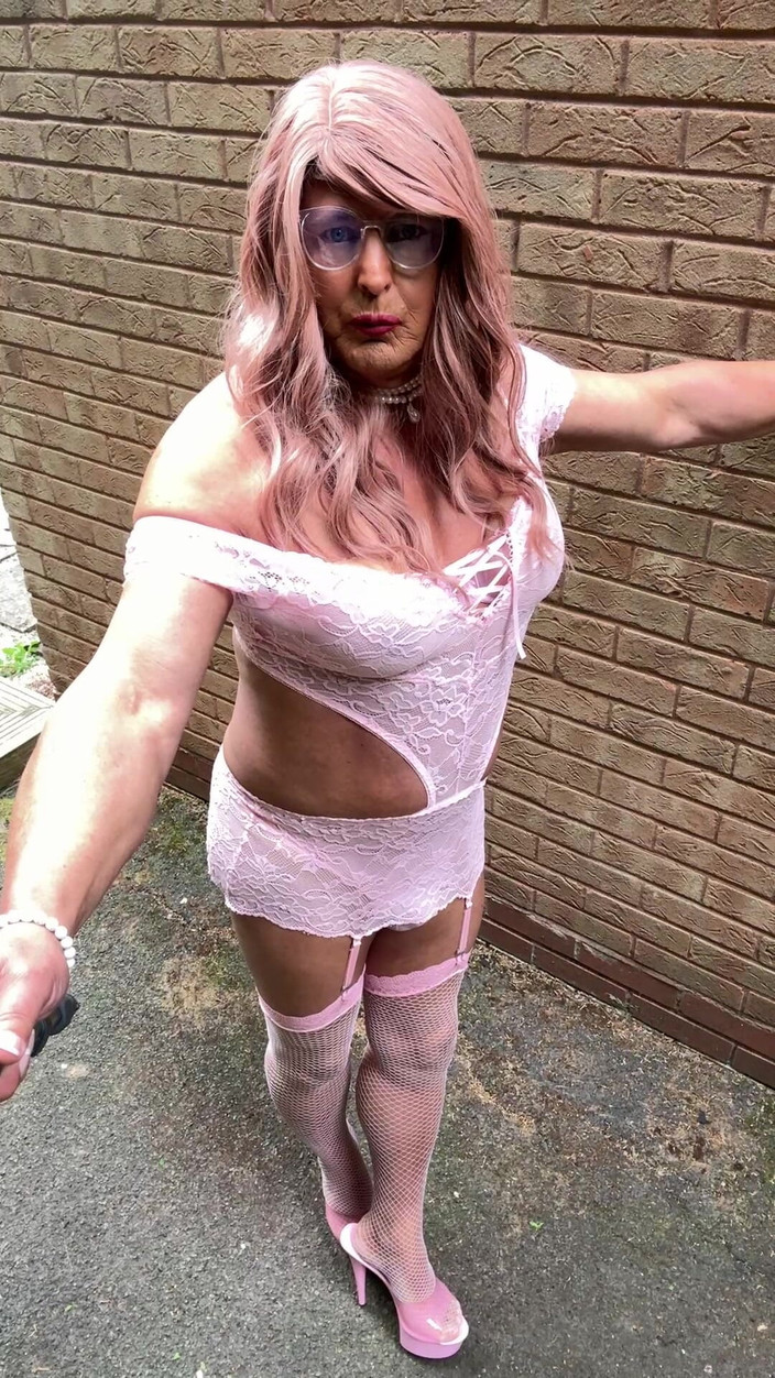 Kellycd2022: Sexy Crossdresser Kellycd2022 em meias de lingerie rosa e saltos