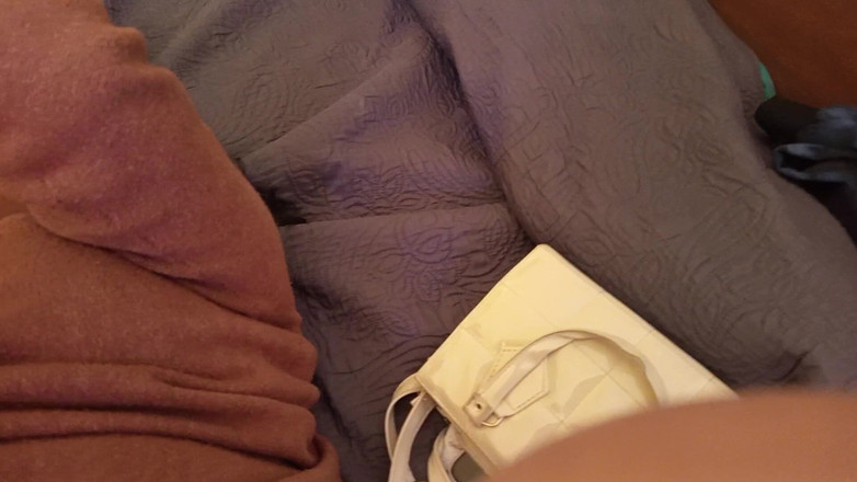 Moo DBOXXX: 我来自农村的朋友在我操她的时候和她的男朋友说话，她是一个真正的荡妇