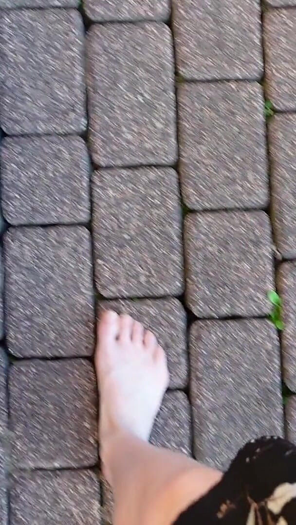 HotRedWildcat: Berjalan Dengan Kaki Saya Di Rumput Dan Menunjukkan Mereka Kepada...