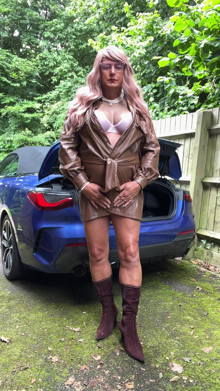 Kellycd2022: Amateur travestiet Kellycd2022 sexy milf in Pvc Mac en laarzen